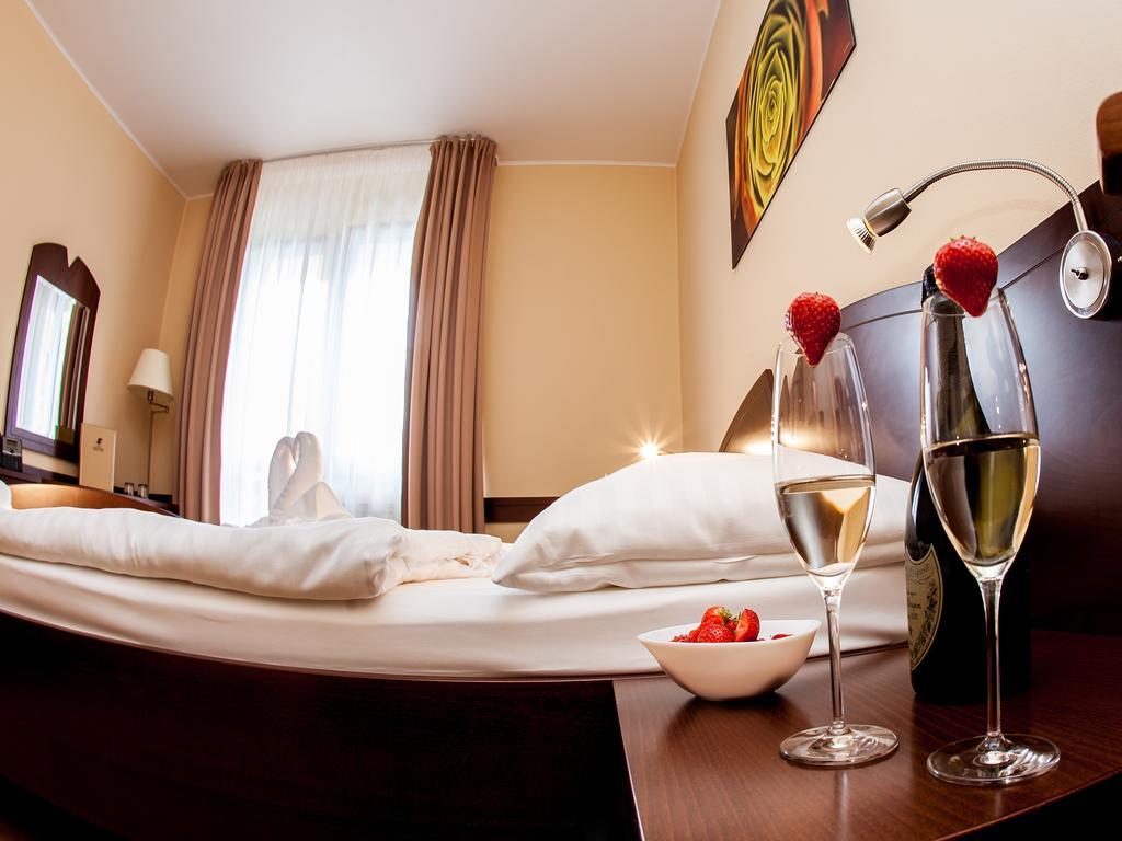 Hotel Impozant Valča Esterno foto